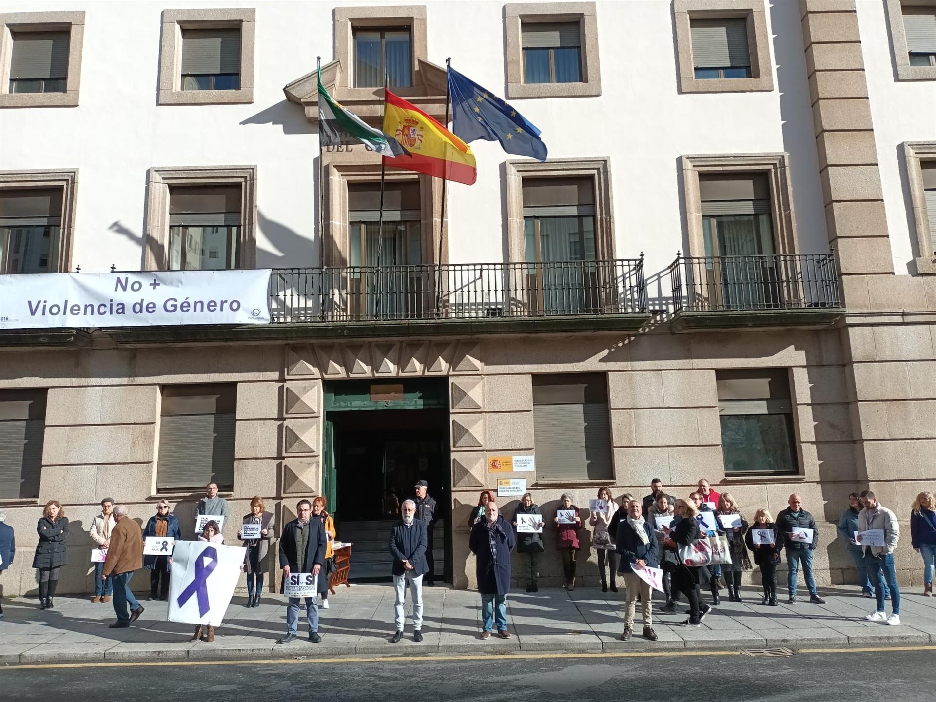 Cáceres muestra su repulsa a los últimos asesinatos machistas con un minuto de silencio Cáceres muestra su repulsa a los últimos asesinatos machistas con un minuto de silencio