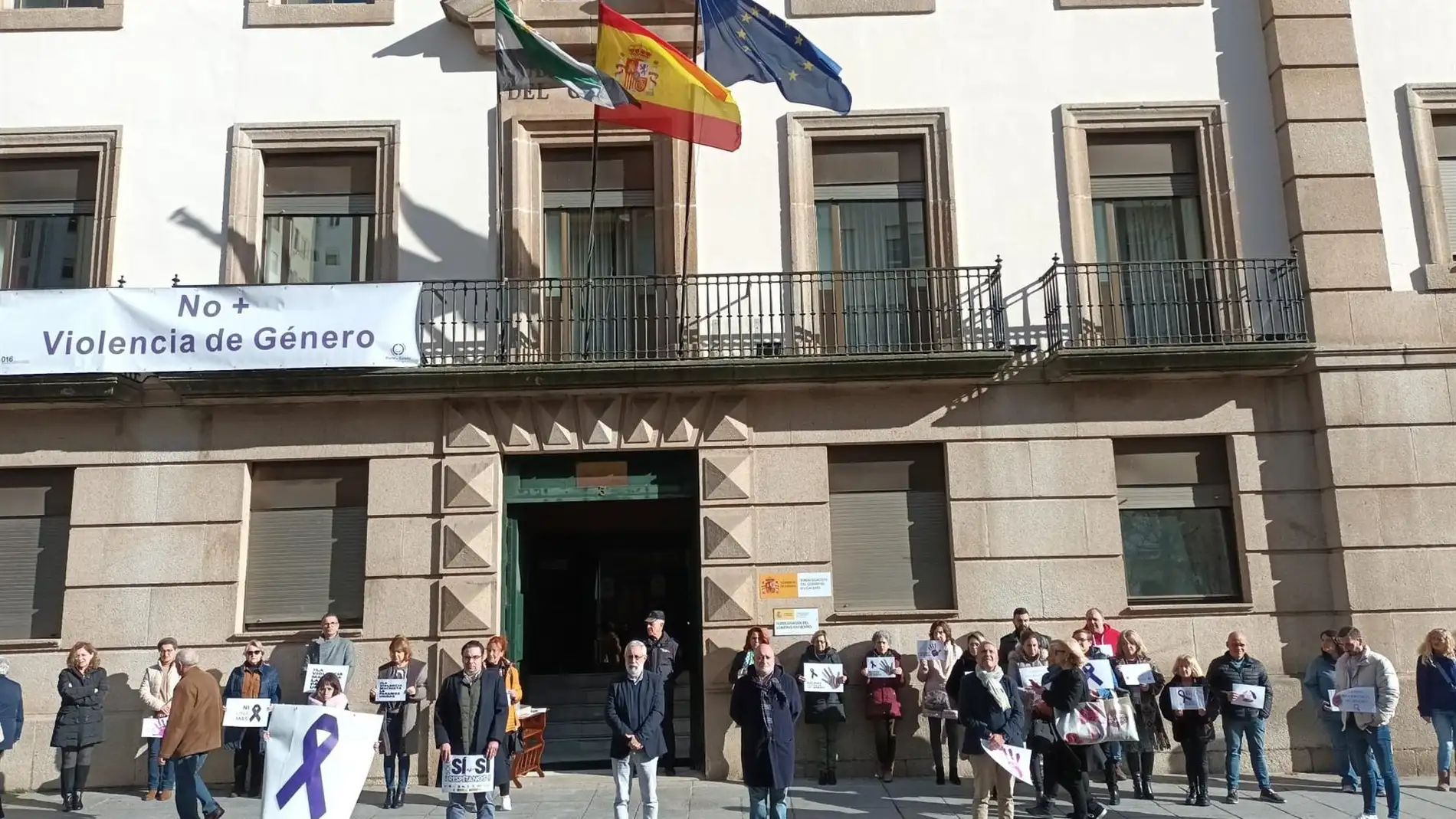 Minuto de silencio frente a la Subdelegación del Gobierno en Cáceres contra los asesinatos machistas Minuto de silencio frente a la Subdelegación del Gobierno en Cáceres contra los asesinatos machistas