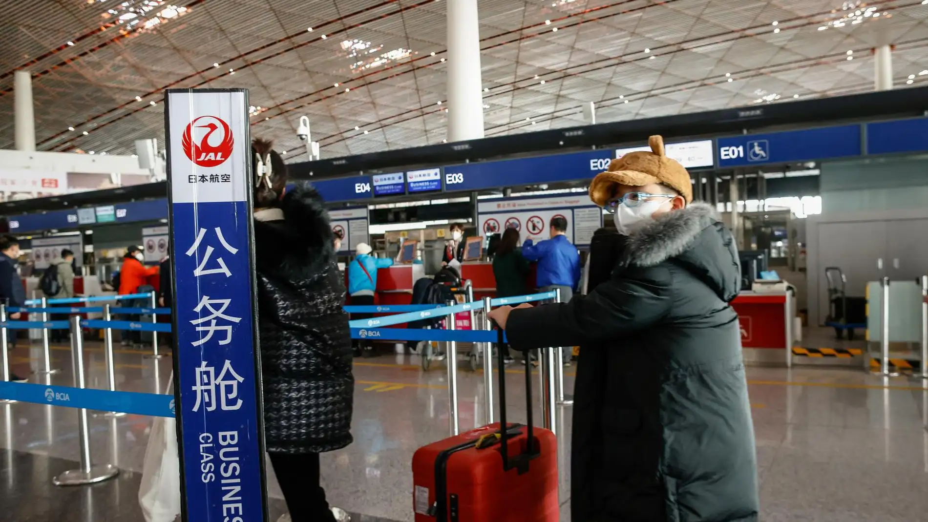 Fila de pasajeros en el aeropuerto de Pekín.