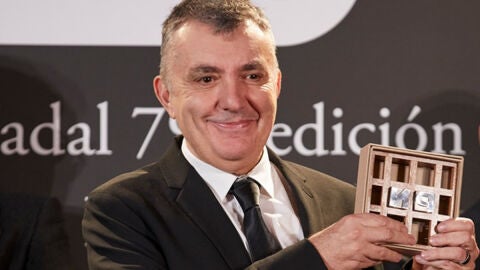 Manuel Vilas recogiendo el Premio Nadal 2023