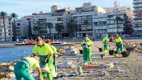 Operario del servicio de limpieza del Ayuntamiento de Santa Pola en una playa de la localidad. 
