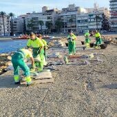 Operario del servicio de limpieza del Ayuntamiento de Santa Pola en una playa de la localidad. 