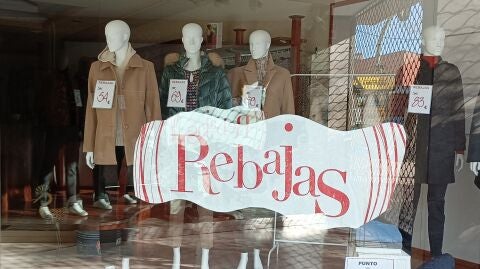 Rebajas de enero en un comercio de Alcal&aacute; de Henares