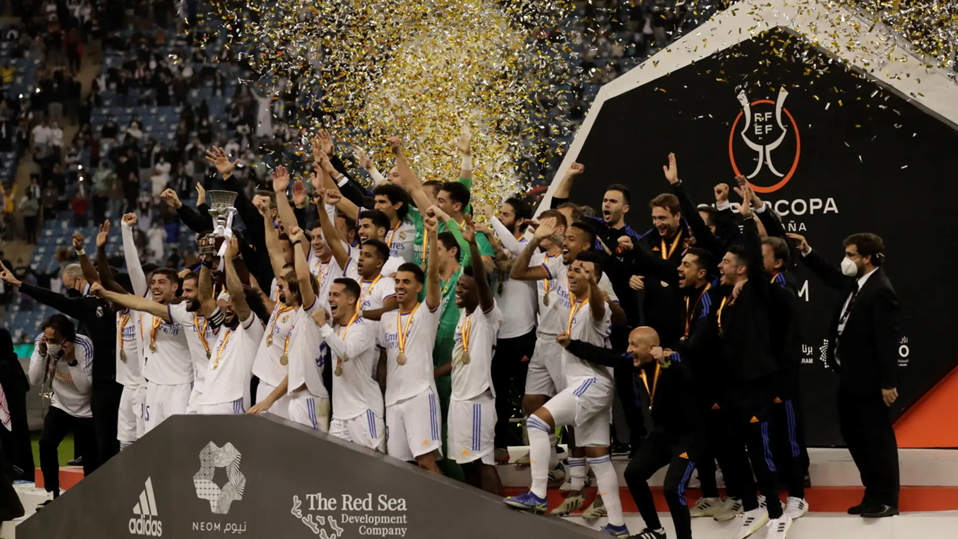 El Real Madrid levanta la Supercopa de España de 2022.