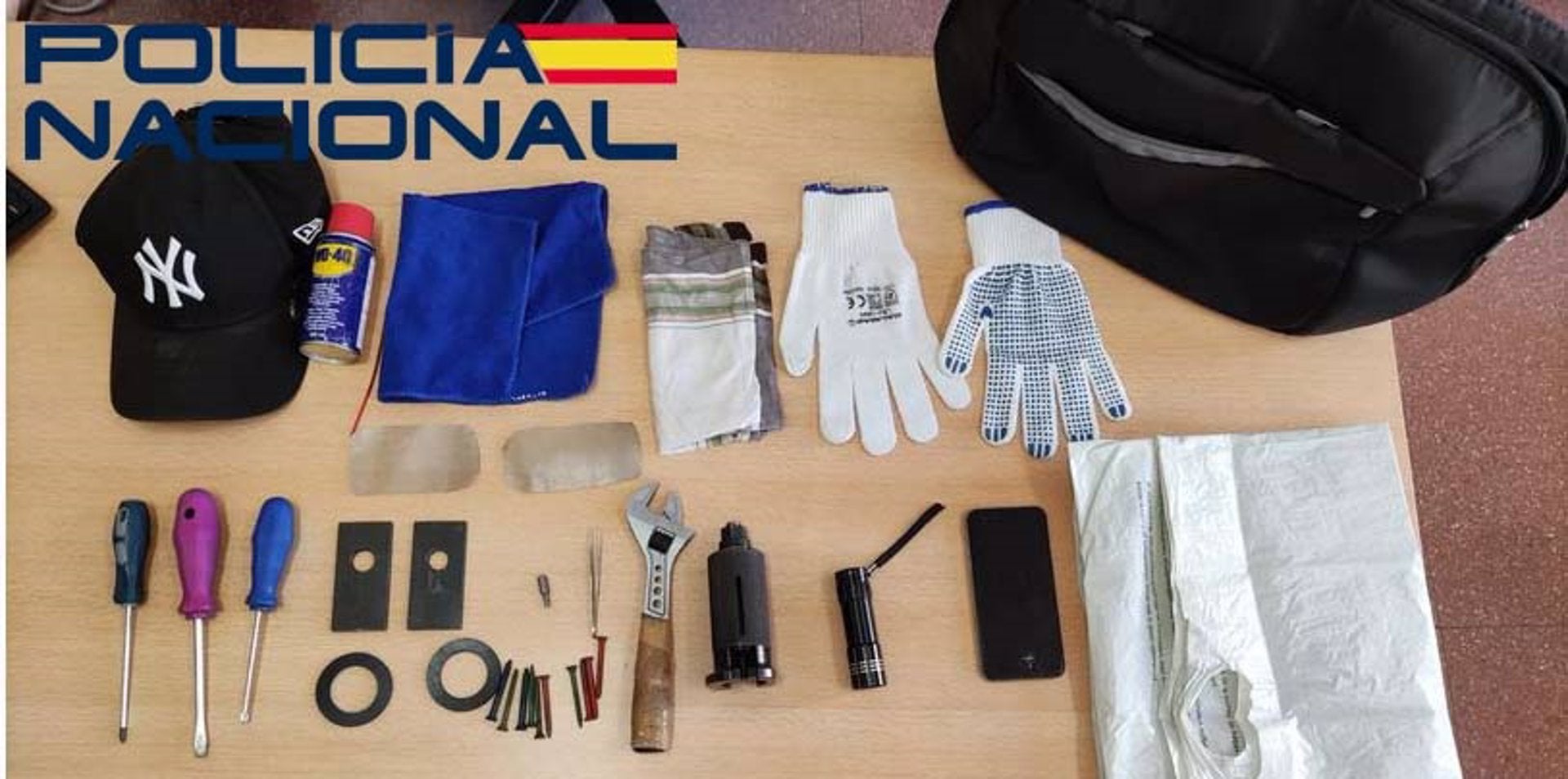 La Policía Nacional detiene in fraganti a un hombre forzando la puerta de una vivienda en Badajoz La Policía Nacional detiene in fraganti a un hombre forzando la puerta de una vivienda en Badajoz