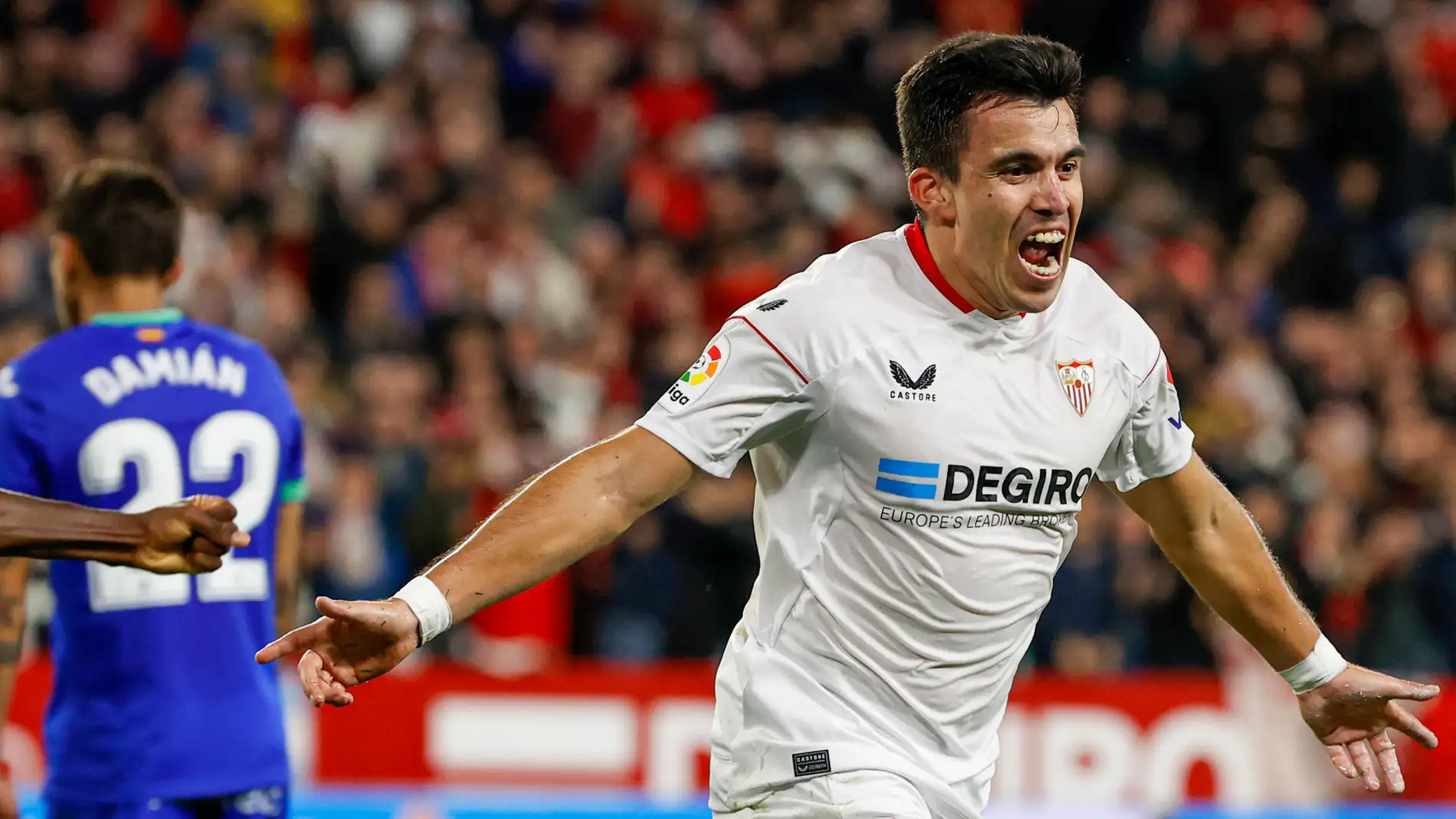 El defensa argentino del Sevilla Marcos Acuña celebra el gol marcado al Getafe durante el partido de la jornada 16 de LaLiga que el equipo andaluz disputa ante el Getafe este domingo en el estadio Sánchez Pizjuán.