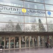 La Audiencia de València ordena búsqueda y captura para un abogado por estafar a 130 clientes