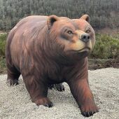 Un oso de piedra preside el nuevo mirador a la Montaña Palentina desde Otero de Guardo