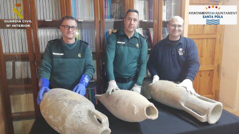 La Guardia Civil recupera tres ánforas romanas del Siglo I en Santa Pola La Guardia Civil recupera tres ánforas romanas del Siglo I en Santa Pola