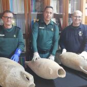 La Guardia Civil recupera tres ánforas romanas del Siglo I en Santa Pola