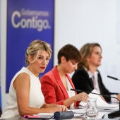 Yolanda Díaz, Isabel Rodríguez y Teresa Ribera en la rueda de prensa posterior al Consejo de Ministros.