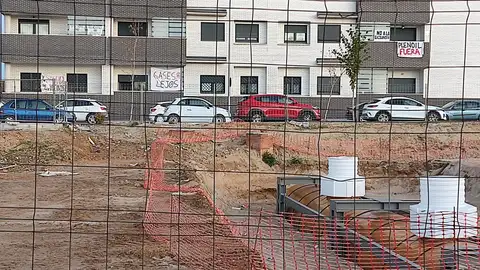 Instalación de una gasolinera frente a un bloque de viviendas en Torrejón de Ardoz El Ayuntamiento de Torrejón de Ardoz comunica a los vecinos de la calle Martin Luther King que la instalación de la gasolinera junto a sus viviendas es inevitable
