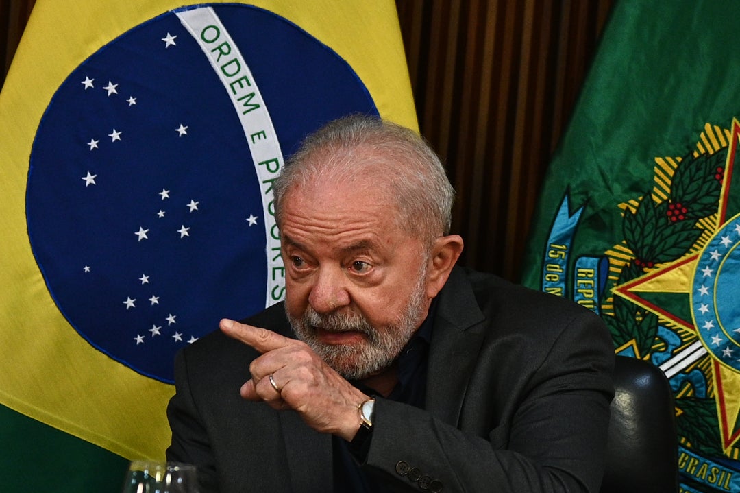 Lula asegura que los asaltantes reclamaban un golpe de Estado en Brasil y que se castigará a los que lo financiaron Lula asegura que los asaltantes reclamaban un golpe de Estado en Brasil y que se castigará a los que lo financiaron