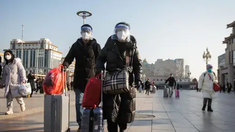 Pasajeros con mascarilla en una estación de tren de Pekín. Pasajeros con mascarilla en una estación de tren de Pekín.