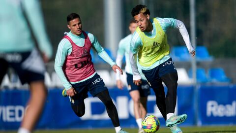 Luismi persigue a Koba, en un entrenamiento.