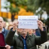 Un hombre muestra un cartel durante la concentración este lunes a las puertas del Ayuntamiento de El Puerto de Santa María (Cádiz) 