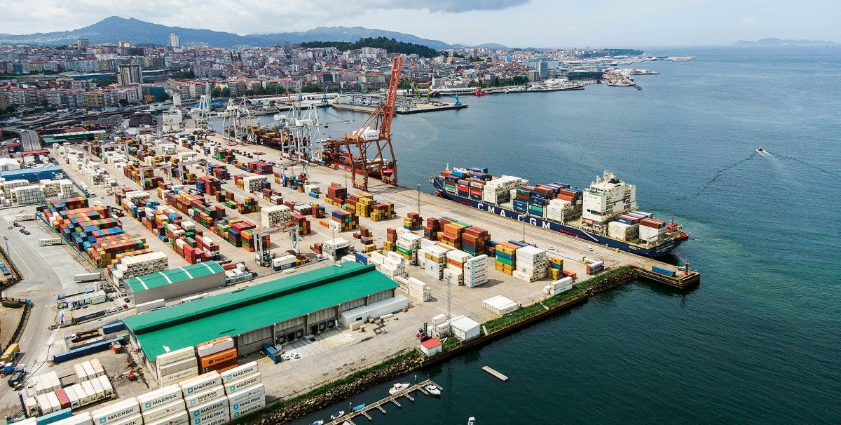 Se confirma el fallecimiento del conductor de un camión que cayó al mar en el puerto de Vigo Se confirma el fallecimiento del conductor de un camión que cayó al mar en el puerto de Vigo