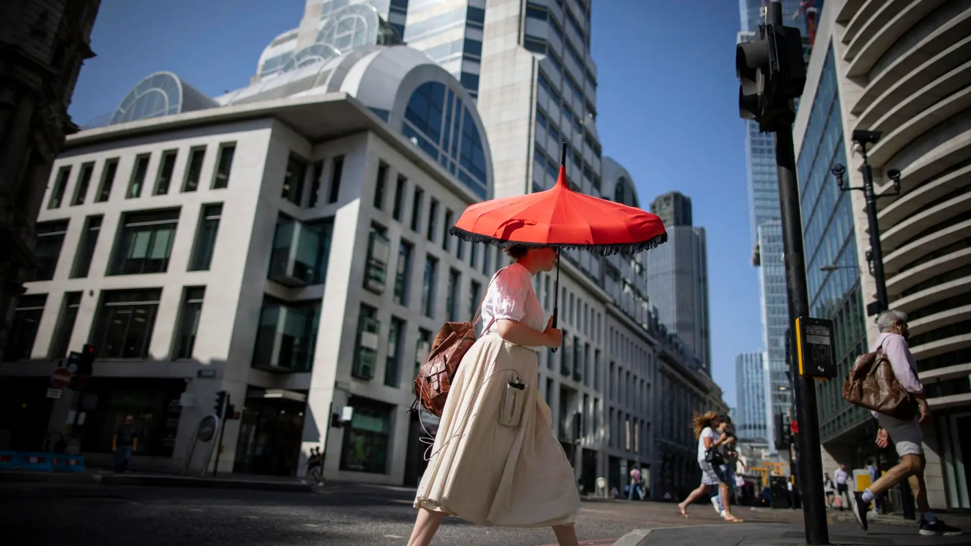 Fotografía de archivo de una mujer usando un paraguas para protegerse del sol.