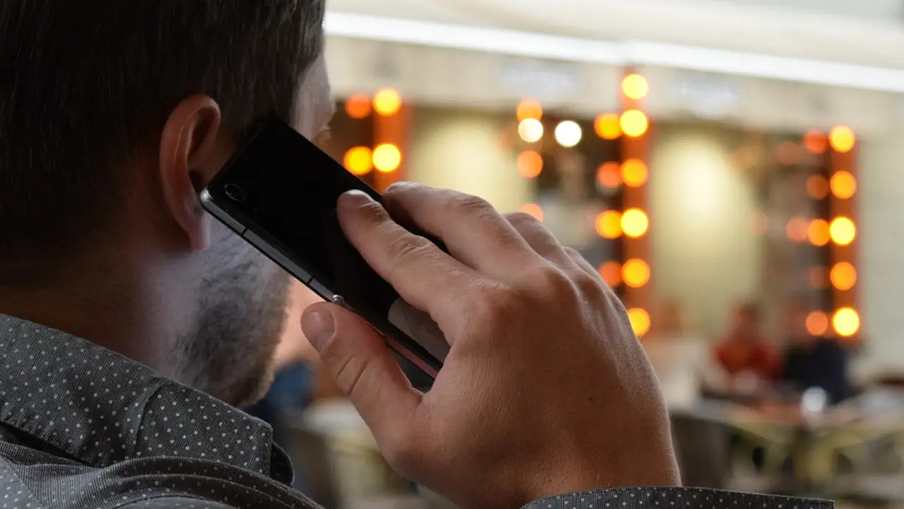 Un hombre hablando por el movil Un hombre hablando por el movil