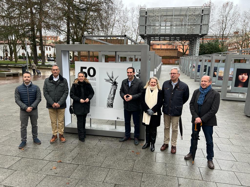 El Parque del Salón acoge la exposición "50 fotografías con historia. Una mirada a la historia de la fotografía en España de los últimos 80 años" El Parque del Salón acoge la exposición "50 fotografías con historia. Una mirada a la historia de la fotografía en España de los últimos 80 años"