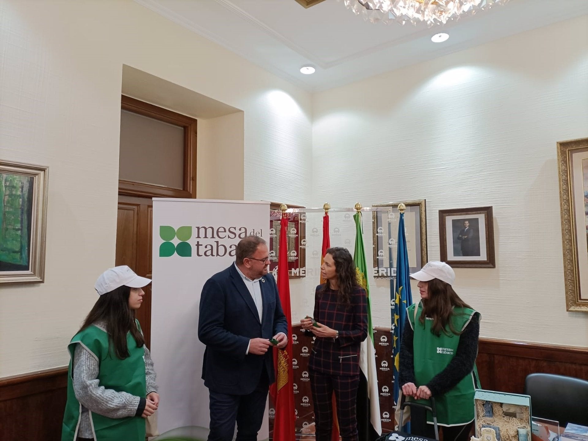 Mérida repartirá más de 3.000 ceniceros de bolsillo para facilitar que las colillas sean desechadas de forma correcta Mérida repartirá más de 3.000 ceniceros de bolsillo para facilitar que las colillas sean desechadas de forma correcta