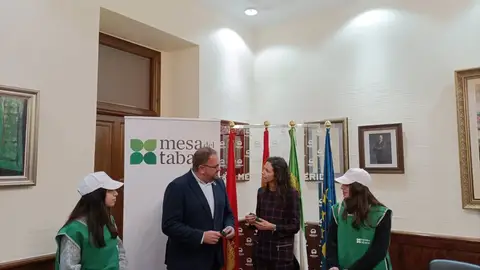 Mérida repartirá más de 3.000 ceniceros de bolsillo para facilitar que las colillas sean desechadas de forma correcta Mérida repartirá más de 3.000 ceniceros de bolsillo para facilitar que las colillas sean desechadas de forma correcta