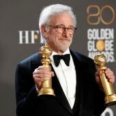 El director estadounidense Steven Spielberg posa con los premios a Mejor Director de Película y Mejor Película de Drama