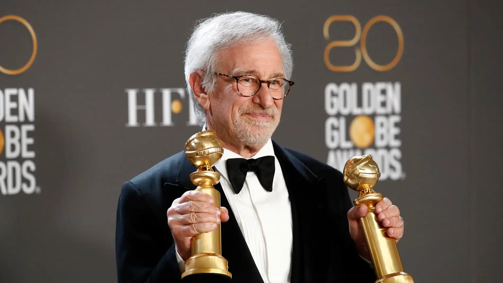 El director estadounidense Steven Spielberg posa con los premios a Mejor Director de Película y Mejor Película de Drama
