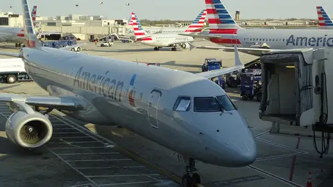 Fotografía de archivo de varios aviones de la compañía American Airlines. Fotografía de archivo de varios aviones de la compañía American Airlines.