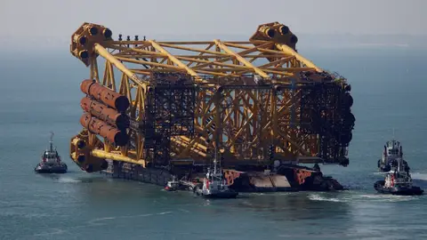 Una de las plataformas saliendo de Puerto Real Una de las plataformas saliendo de Puerto Real