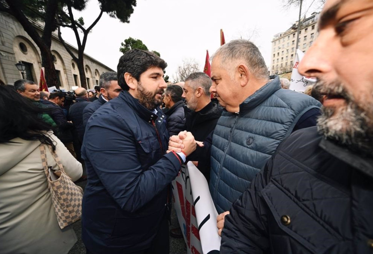 López Miras sobre el recorte al Tajo-Segura: "Abrir el grifo se va a convertir en un lujo para miles de familias" López Miras sobre el recorte al Tajo-Segura: "Abrir el grifo se va a convertir en un lujo para miles de familias"