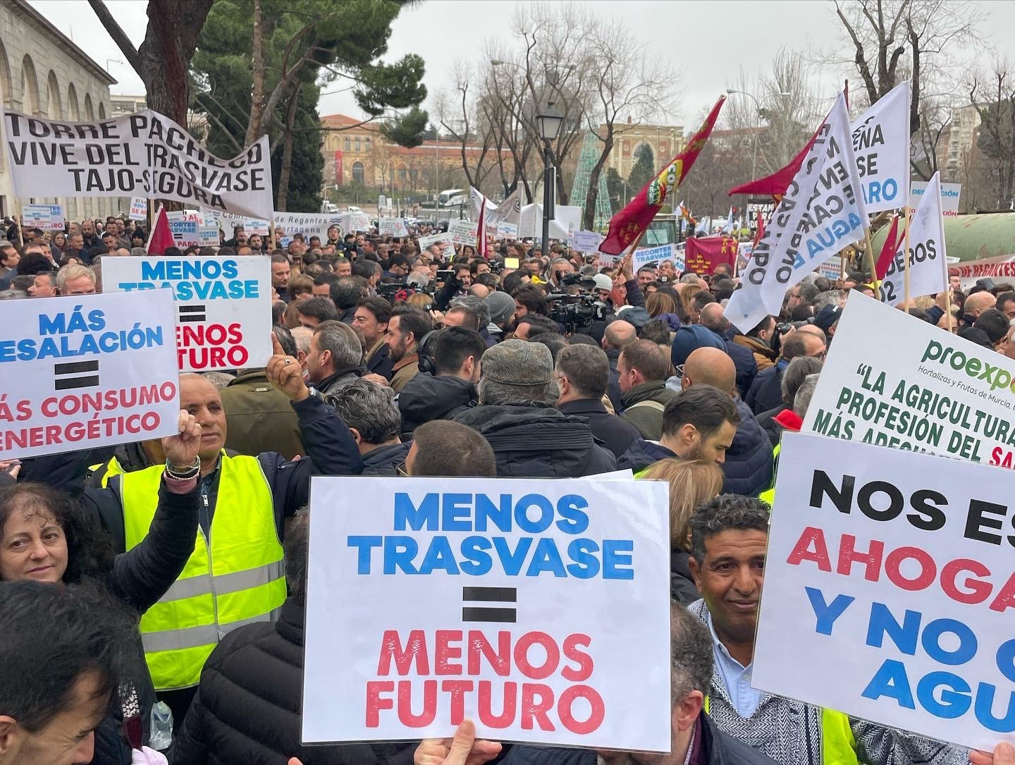 "Nos estáis ahogando y no con agua": los regantes del Levante se manifiestan en Madrid contra la política hídrica del Gobierno "Nos estáis ahogando y no con agua": los regantes del Levante se manifiestan en Madrid contra la política hídrica del Gobierno