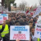 "Nos estáis ahogando y no con agua": los regantes del Levante se manifiestan en Madrid contra la política hídrica del Gobierno "Nos estáis ahogando y no con agua": los regantes del Levante se manifiestan en Madrid contra la política hídrica del Gobierno
