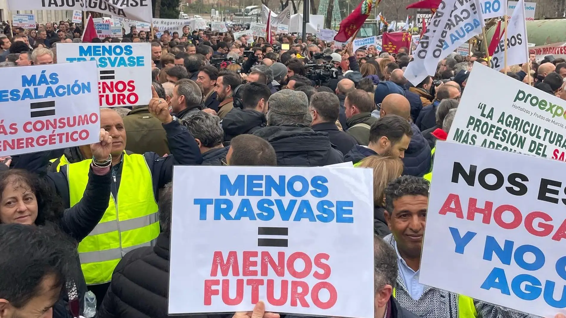 "Nos estáis ahogando y no con agua": los regantes del Levante se manifiestan en Madrid contra la política hídrica del Gobierno