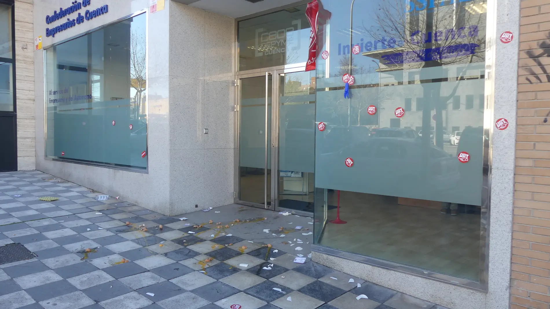 Lanzan huevos a la sede de Ceoe Cuenca durante las protestas de la huelga limpieza
