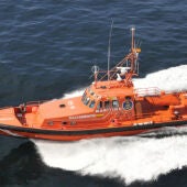 Rescatados siete inmigrantes en el Estrecho en dos embarcaciones de juguete
