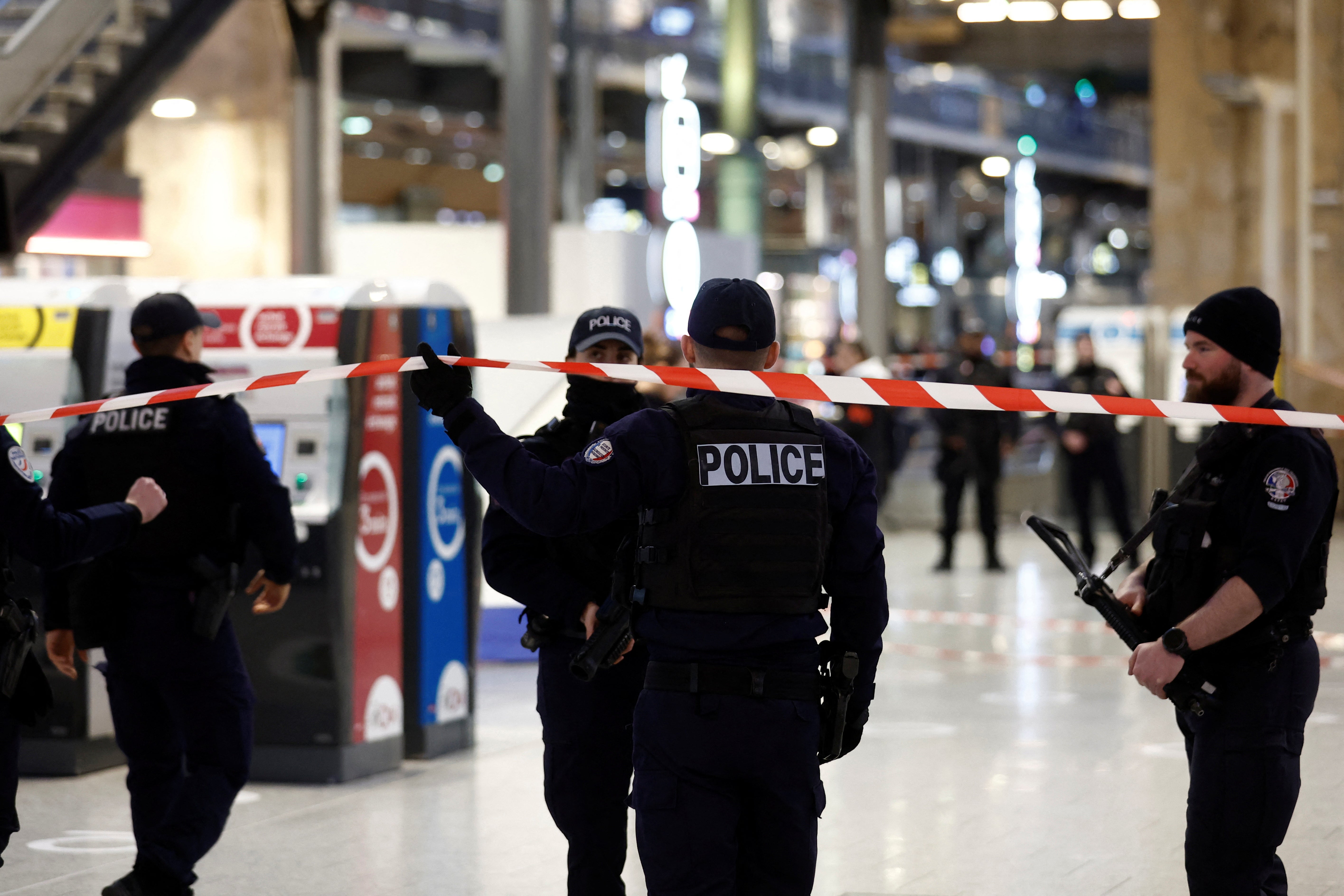 Al menos cinco heridos en un ataque con arma blanca en una estación de tren de París Al menos cinco heridos en un ataque con arma blanca en una estación de tren de París