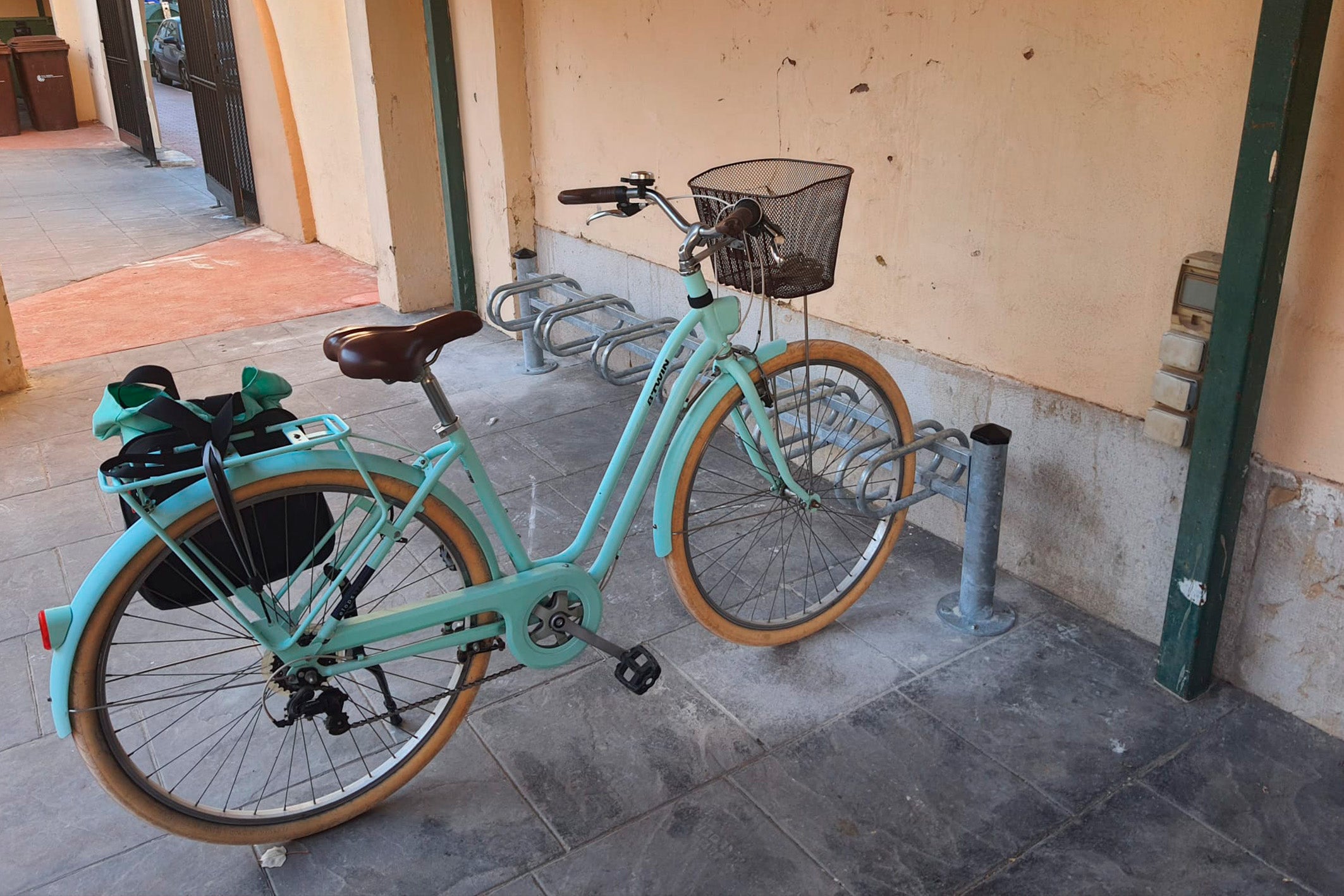 A comprar, en bicicleta: Los mercados municipales de la ciudad estrenan nuevos soportes A comprar, en bicicleta: Los mercados municipales de la ciudad estrenan nuevos soportes