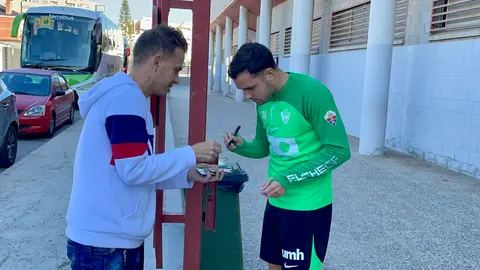 Pol Lirola firma un autógrafo a un aficionado del Elche. Pol Lirola firma un autógrafo a un aficionado del Elche.