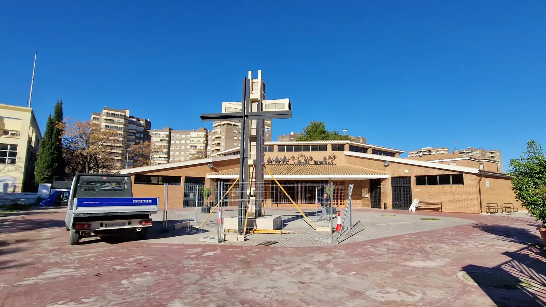 Compromís y Abogados Cristianos se denuncian por el traslado de la cruz de Ribalta