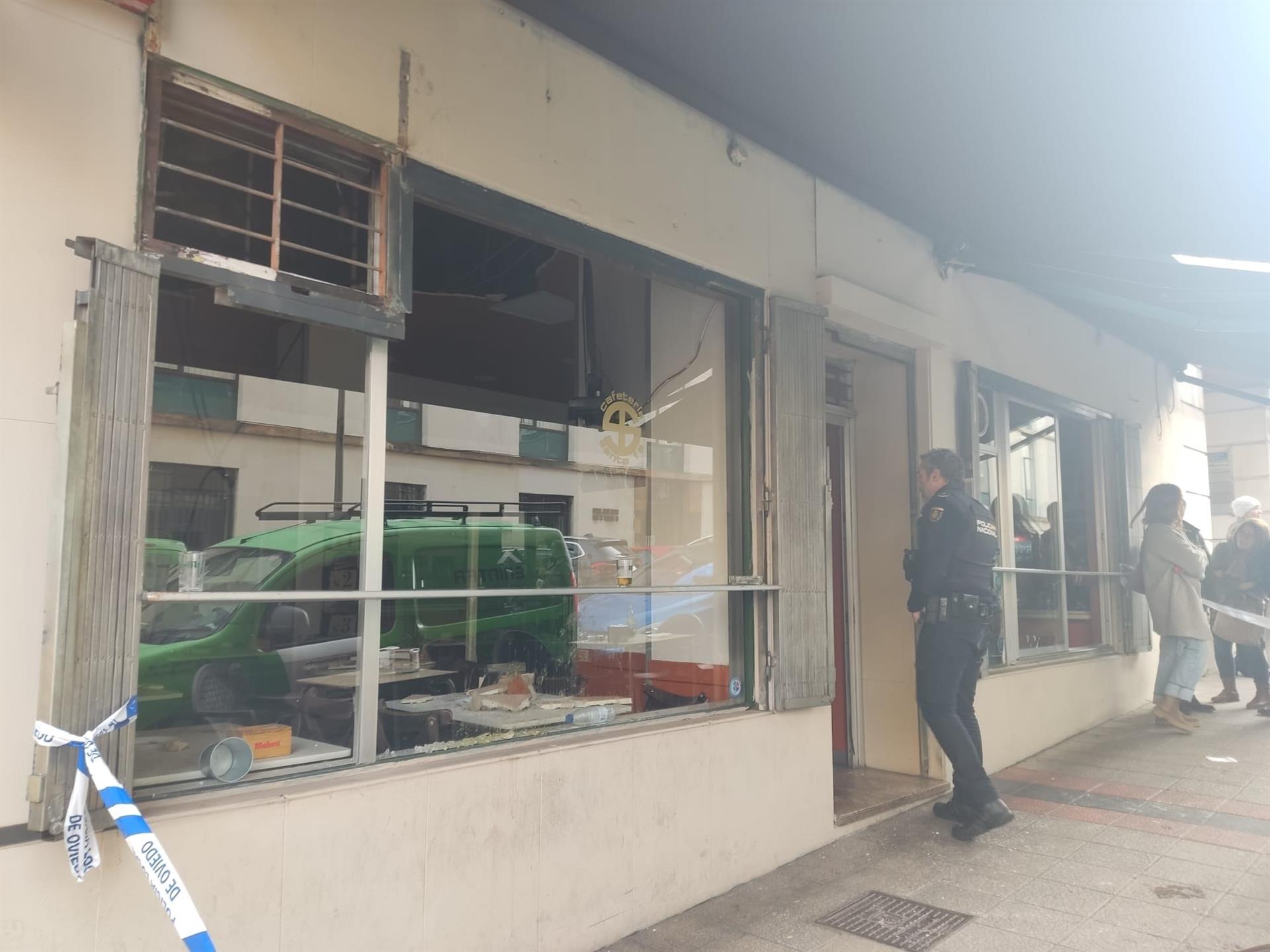 Cuatro heridos por el hundimiento del techo de una cafetería Cuatro heridos por el hundimiento del techo de una cafetería