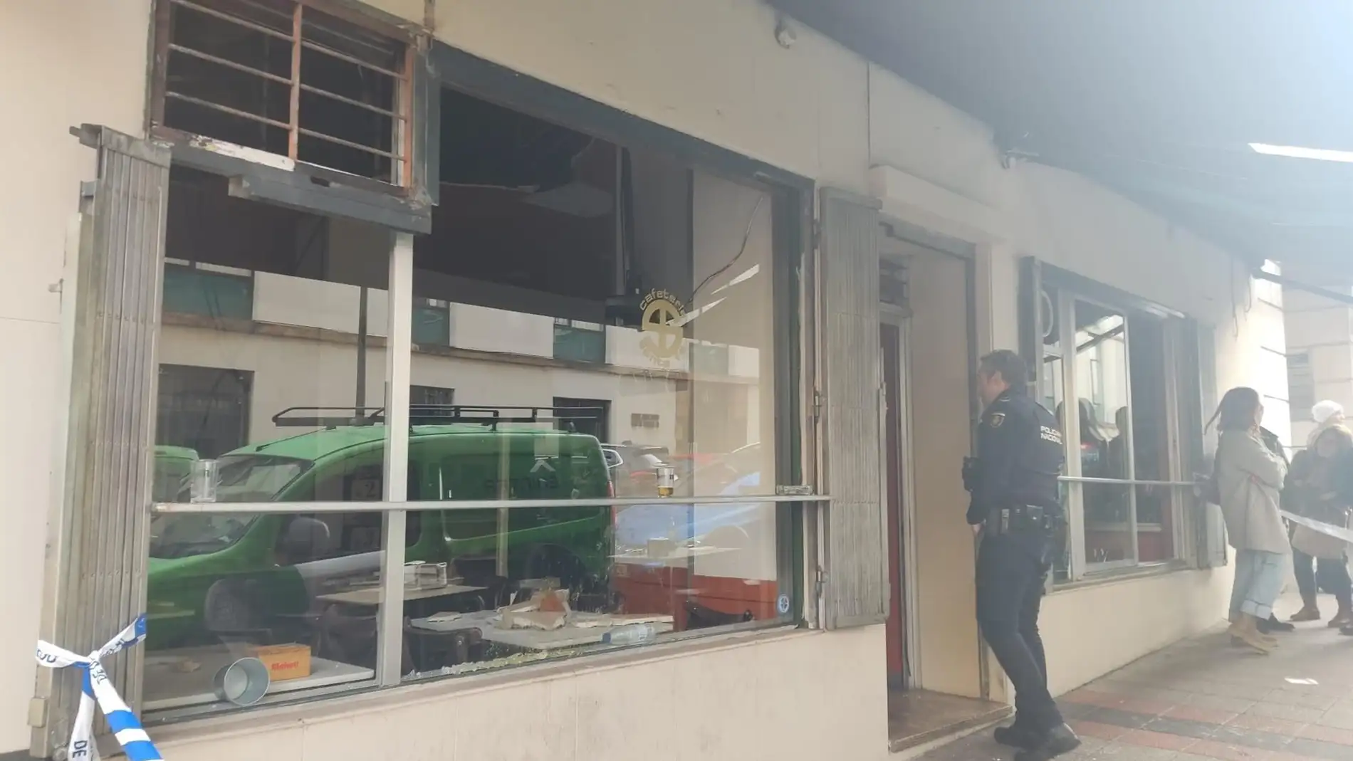 Cefetría en Oviedo afectada por el hundimietno de su techo