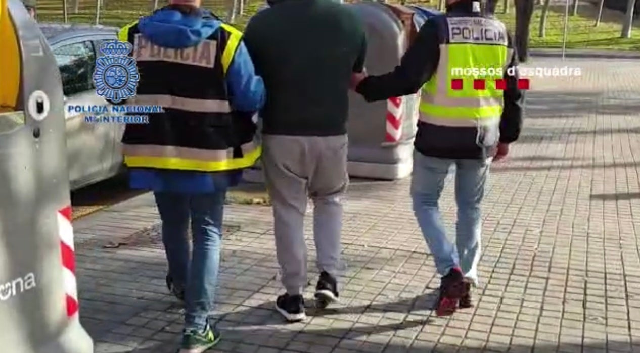 Detienen a 12 personas por robar a ancianos con el “abrazo amoroso” Detienen a 12 personas por robar a ancianos con el “abrazo amoroso”
