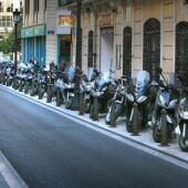 motos aparcadas en la acera