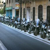 motos aparcadas en la acera motos aparcadas en la acera