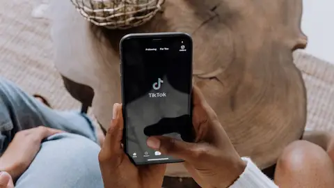 Jóvenes usando TikTok Jóvenes usando TikTok