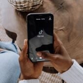 Jóvenes usando TikTok