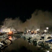 Incendio en el puerto pesquero de La Bajadilla, en Marbella
