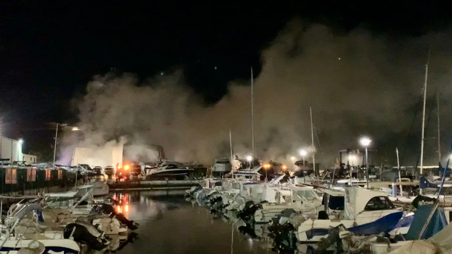 Incendio en el puerto pesquero de La Bajadilla, en Marbella