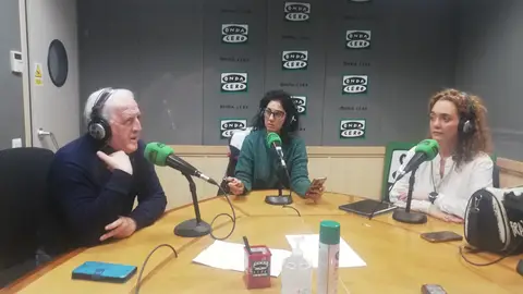 Estanislao García, Paloma Albarrán y Anabel Rodríguez durante la tertulia Estanislao García, Paloma Albarrán y Anabel Rodríguez durante la tertulia